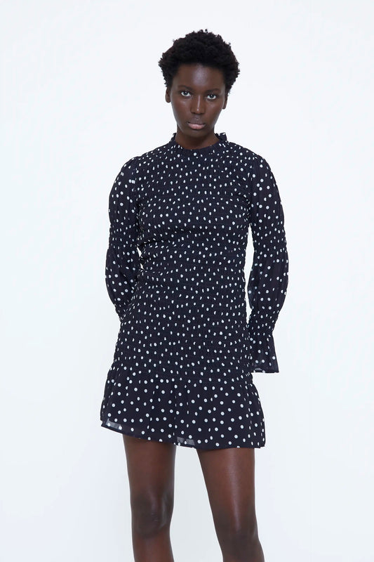 Vestido corto con estampado de puntos mini blanco y negro