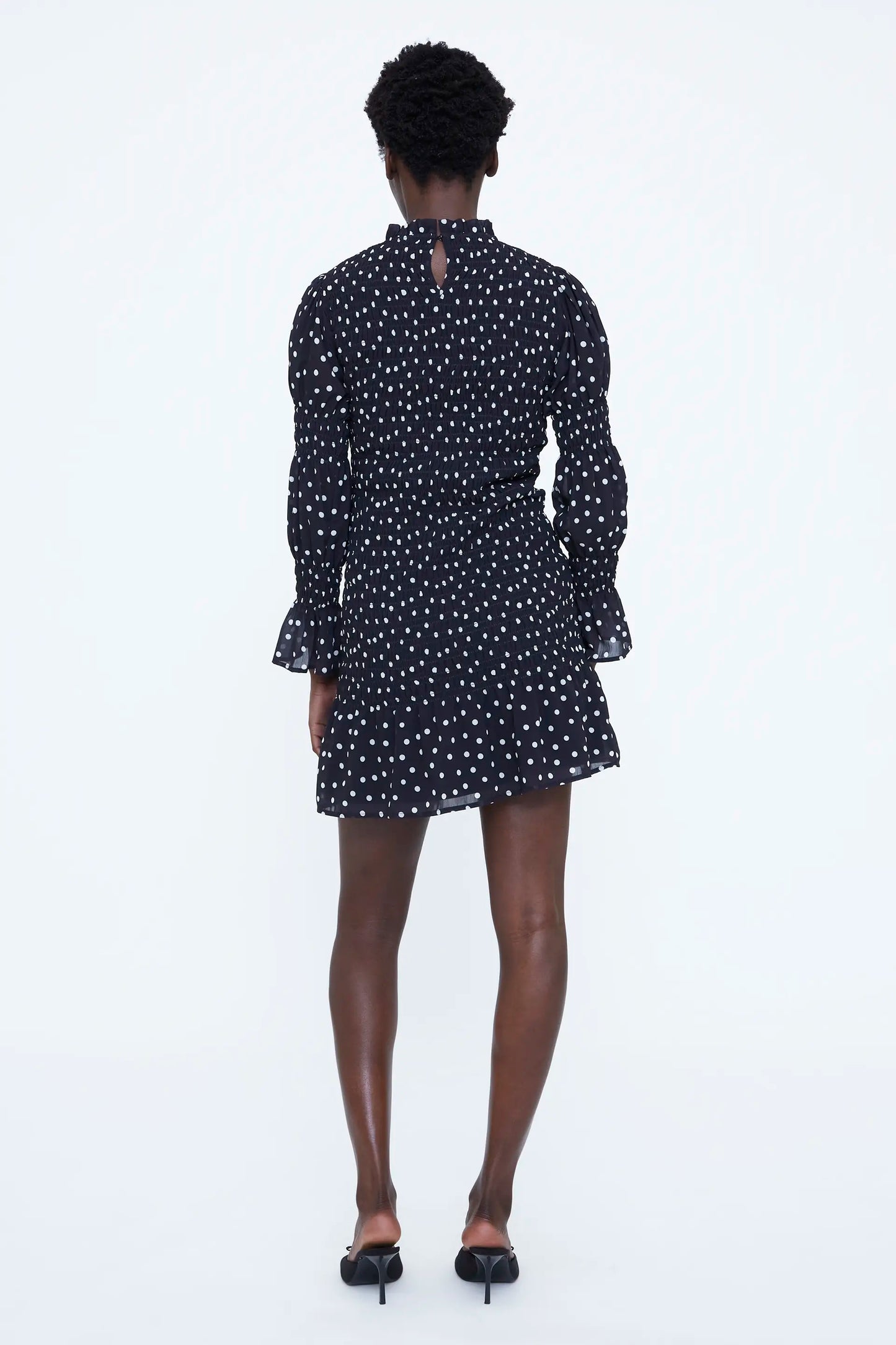 Vestido corto con estampado de puntos mini blanco y negro