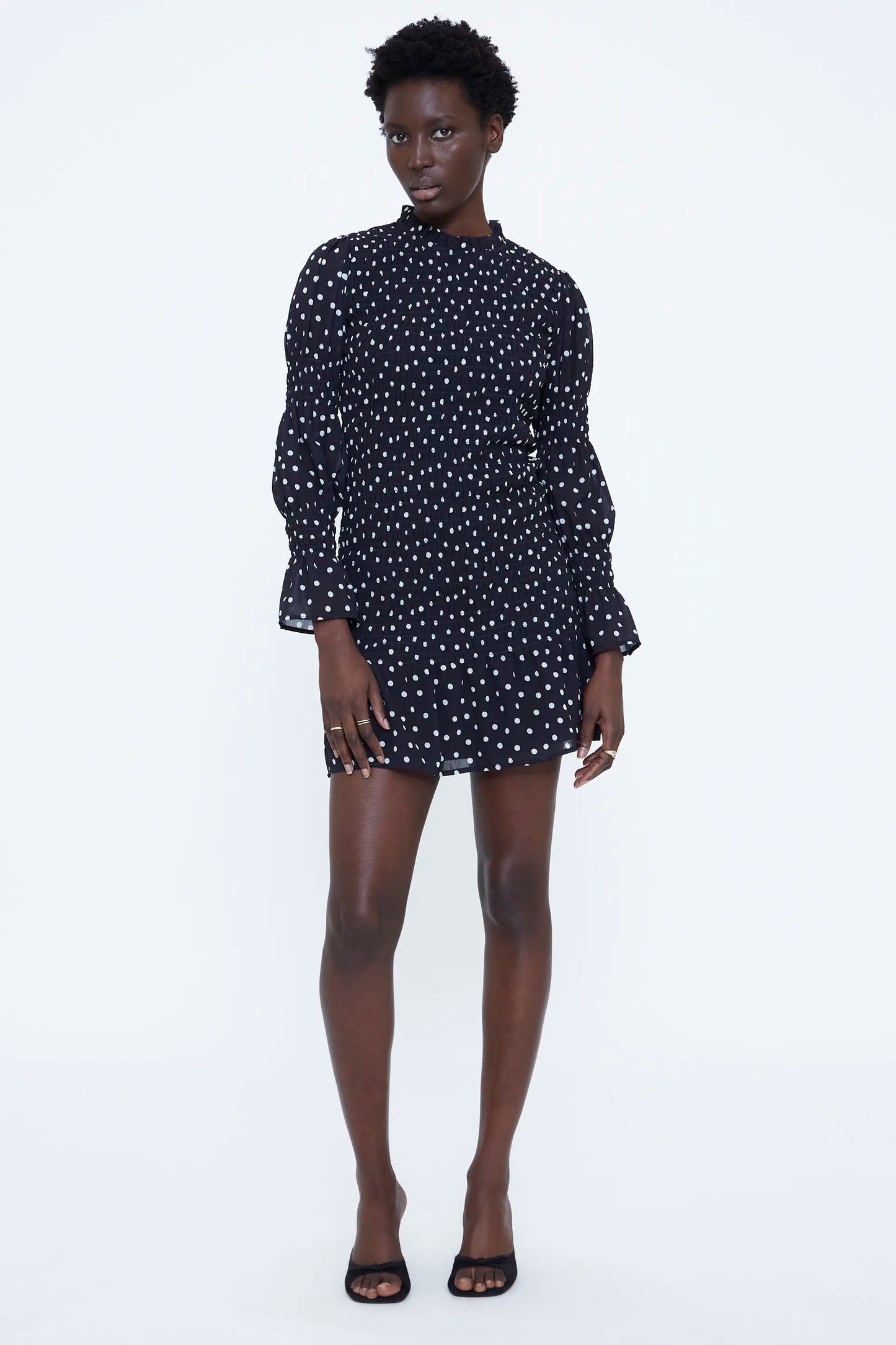 Vestido corto con estampado de puntos mini blanco y negro