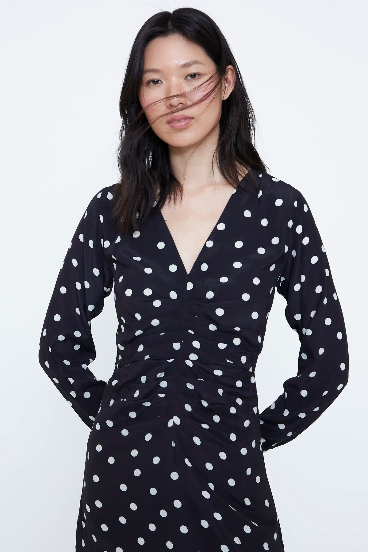 Vestido midi con estampado de puntos grande blanco y negro