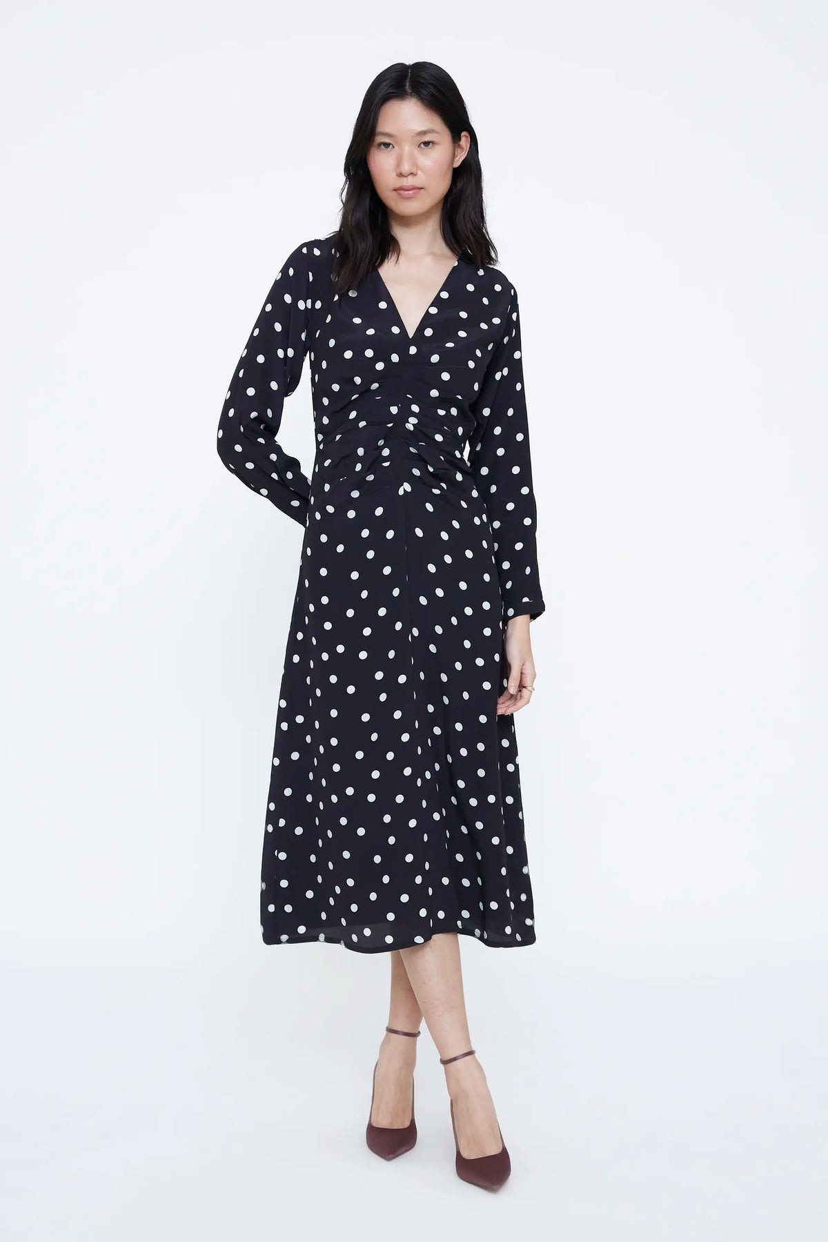 Vestido midi con estampado de puntos grande blanco y negro