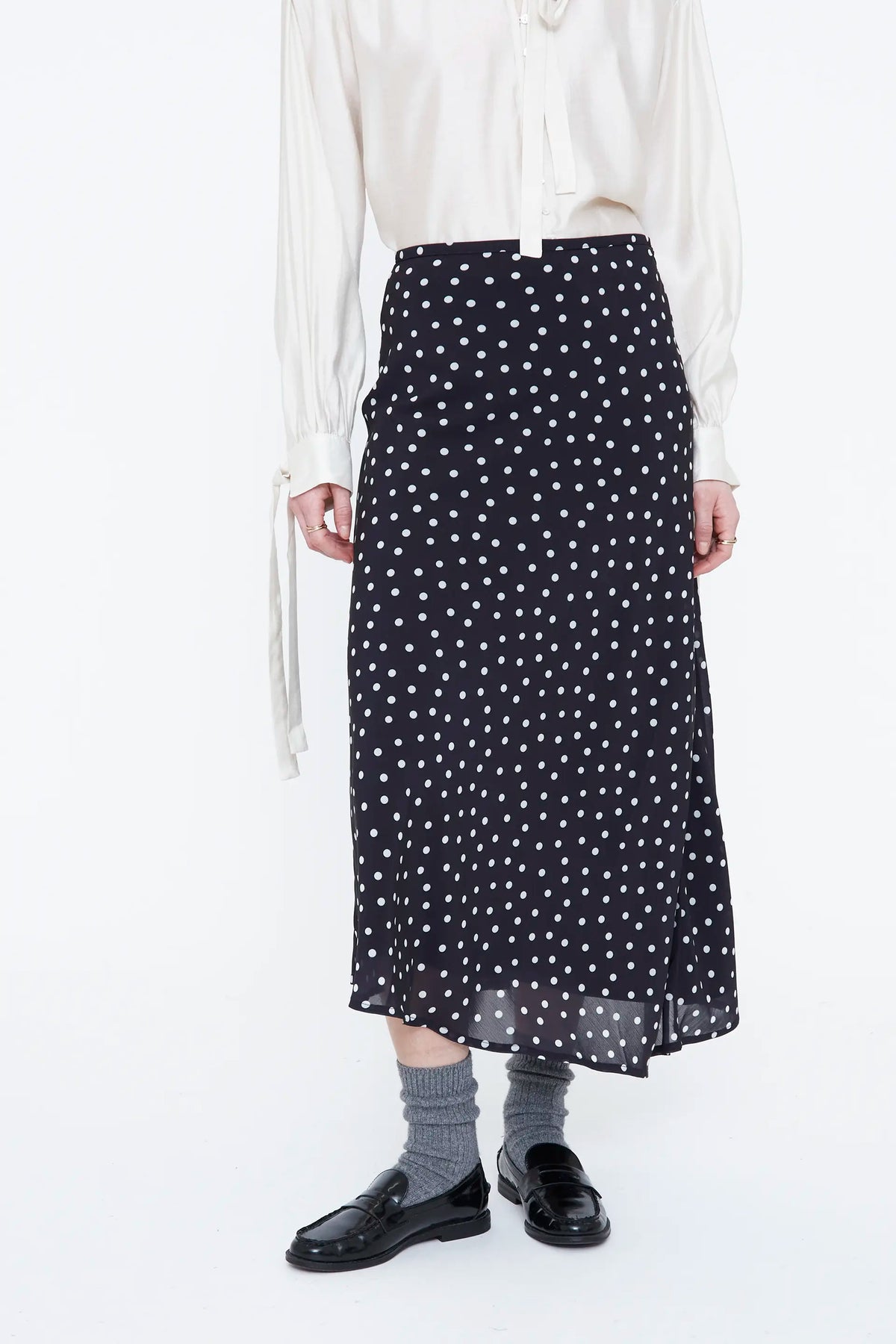 Falda midi con estampado de puntos pequeños blanco y negro
