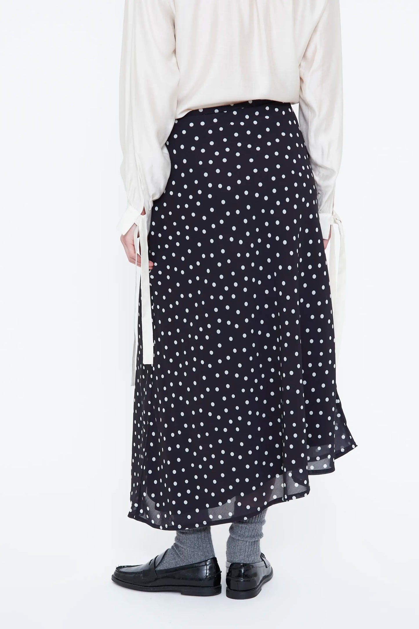 Falda midi con estampado de puntos pequeños blanco y negro