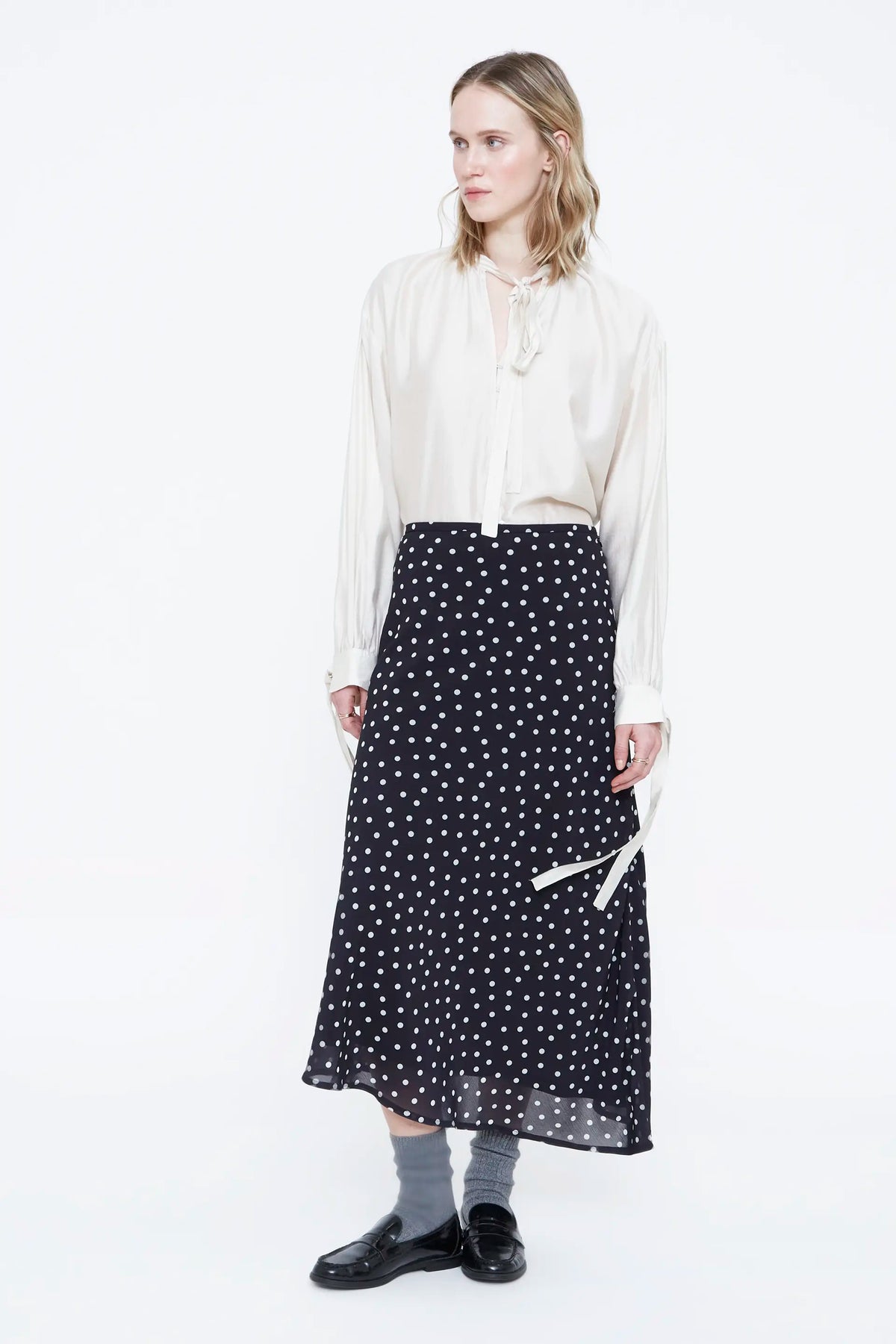 Falda midi con estampado de puntos pequeños blanco y negro