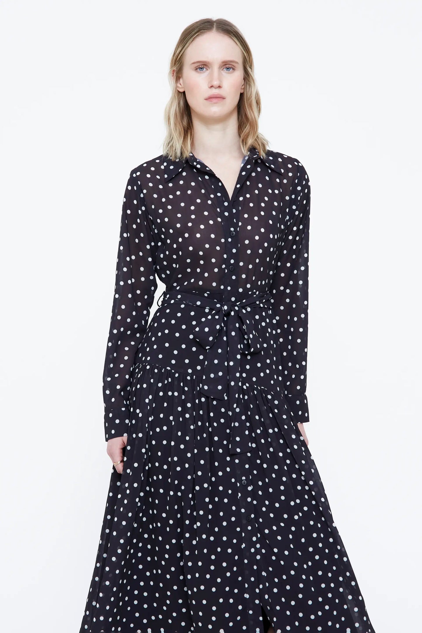 Vestido midi con estampado de puntos pequeños blanco y negro