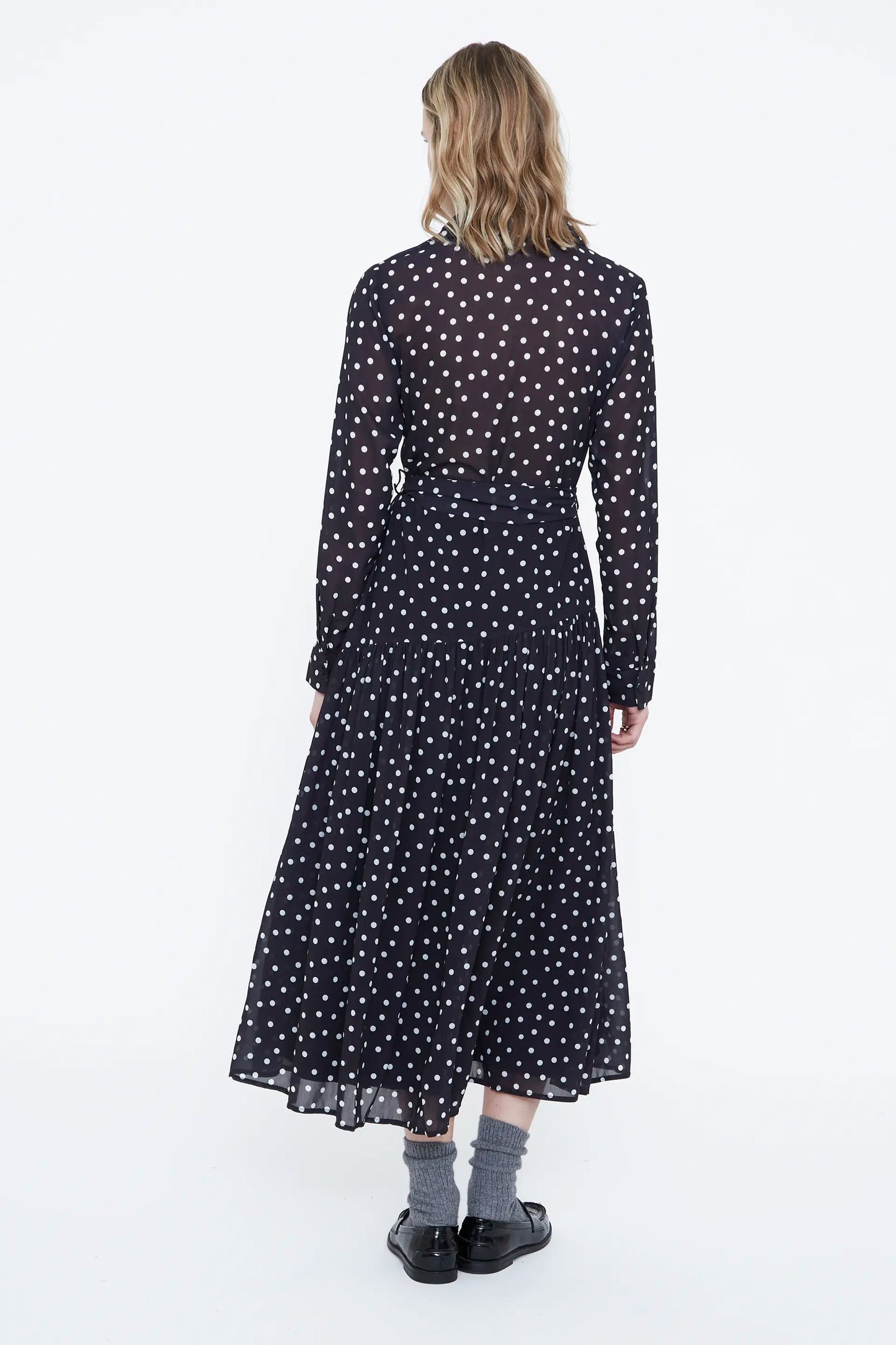 Vestido midi con estampado de puntos pequeños blanco y negro