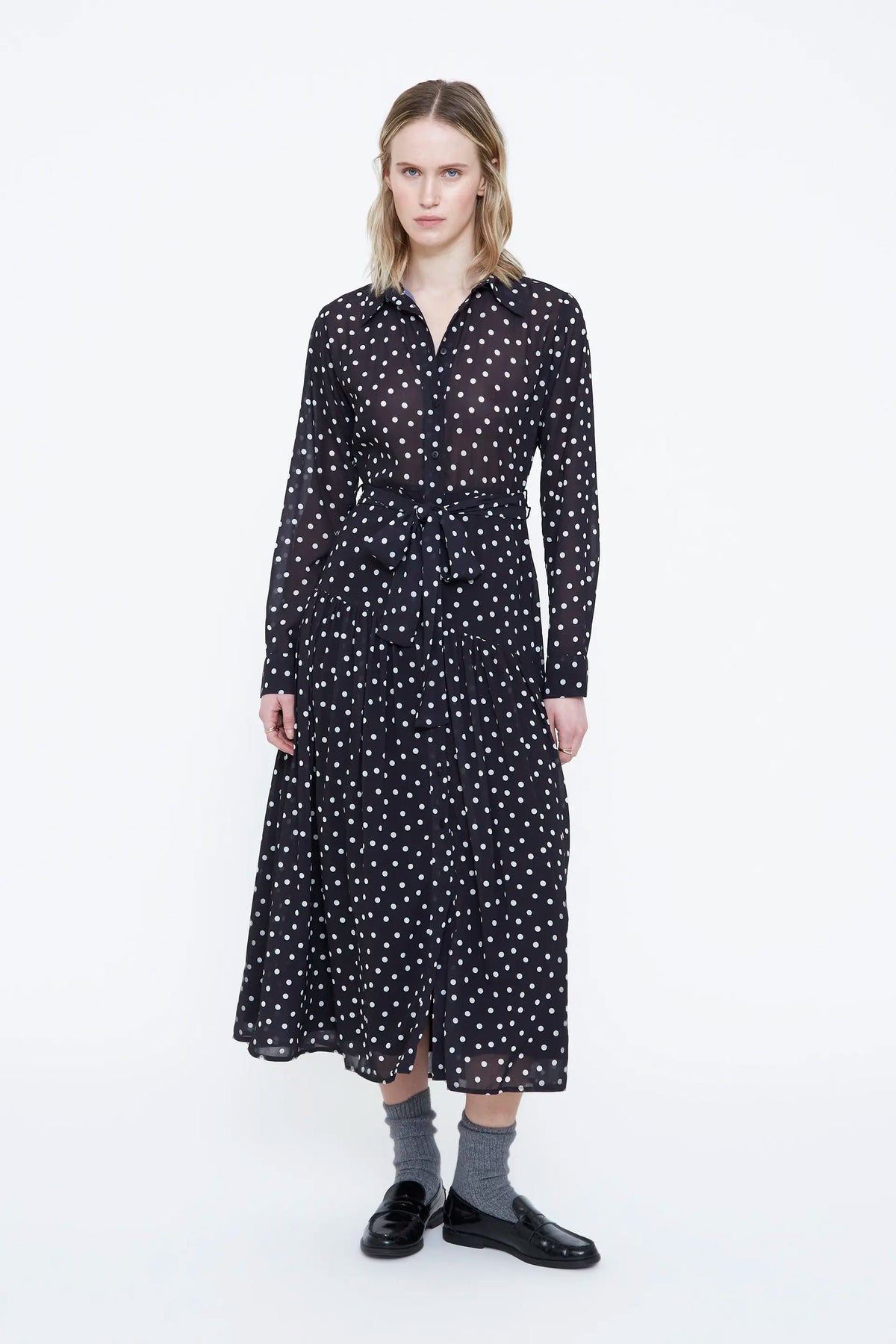 Vestido midi con estampado de puntos pequeños blanco y negro