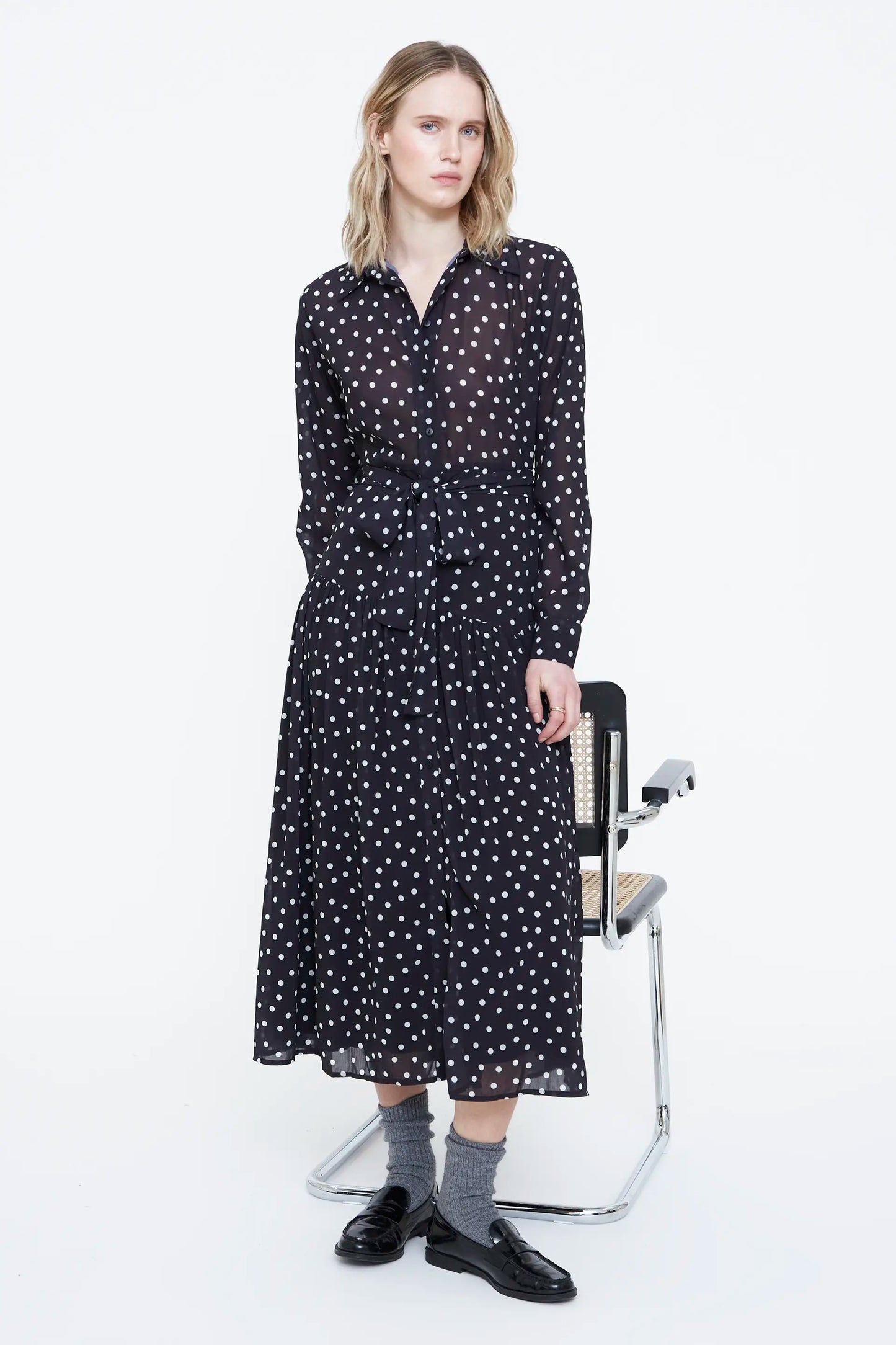 Vestido midi con estampado de puntos pequeños blanco y negro