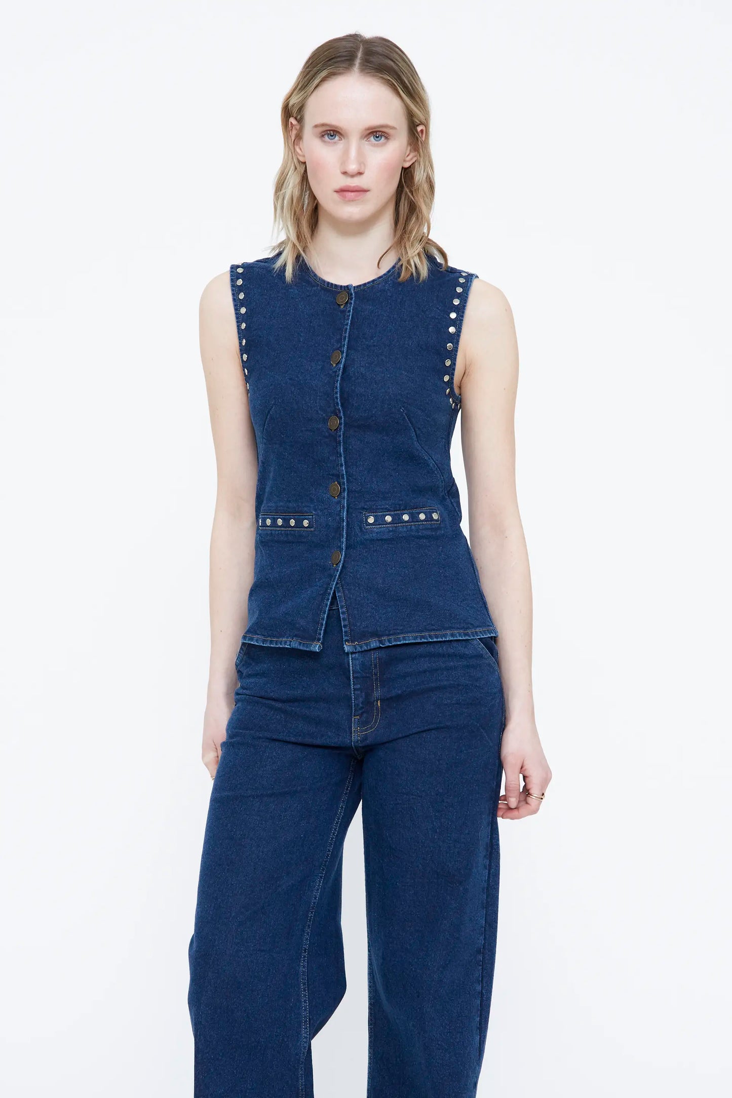 Chaleco vaquero azul marino con apliques