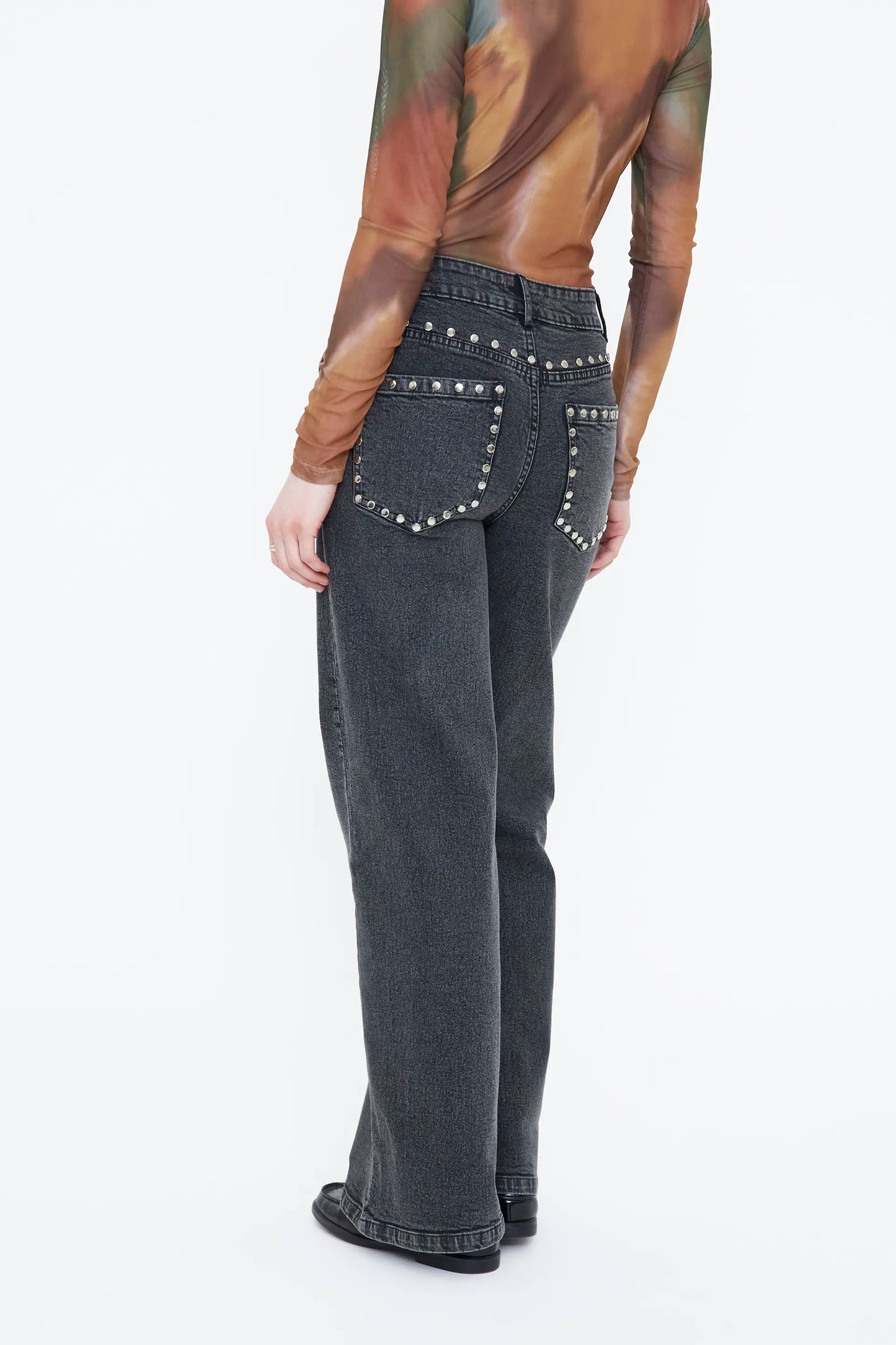 Pantalón vaquero negro con apliques en bolsillos