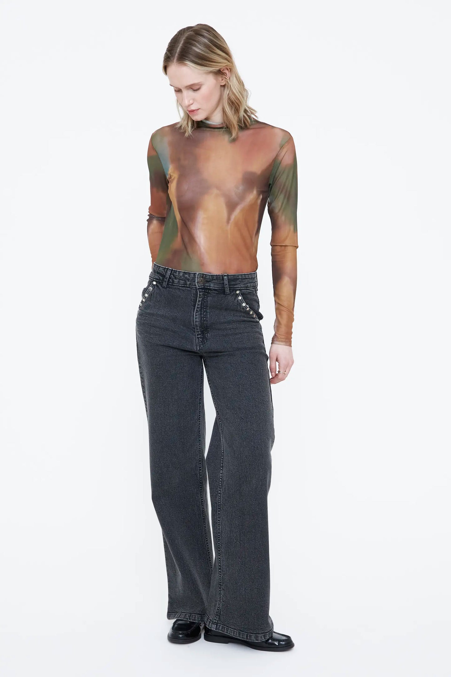 Pantalón vaquero negro con apliques en bolsillos